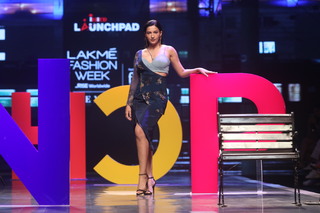 Gauhar Khan feet photo thumbnail