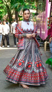 Gauhar Khan feet photo thumbnail