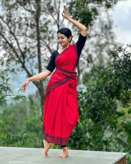 Gayathri Arun feet photo 11