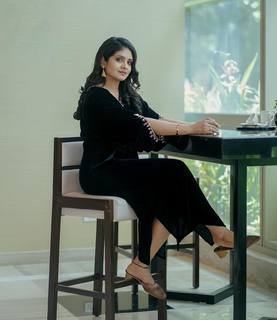 Gayathri Arun feet photo 3