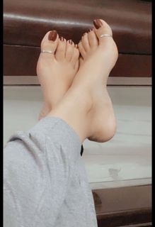 Geet Gambhir feet photo thumbnail