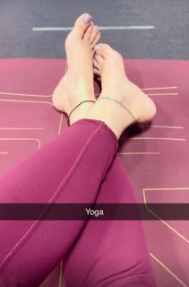 Geet Gambhir feet photo thumbnail