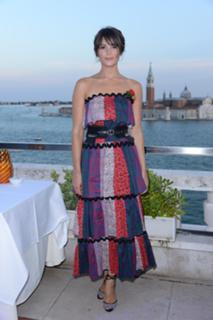 Gemma Arterton feet photo thumbnail