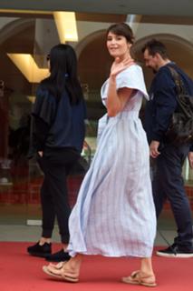 Gemma Arterton feet photo thumbnail