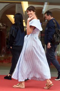 Gemma Arterton feet photo thumbnail
