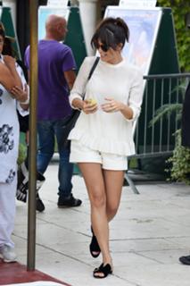 Gemma Arterton feet photo thumbnail