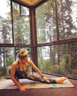 Gemma Merna feet photo thumbnail