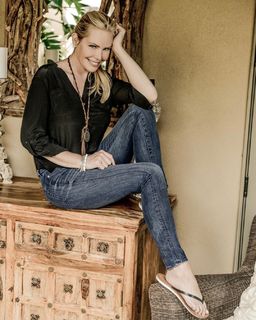 Gena Lee Nolin feet photo thumbnail