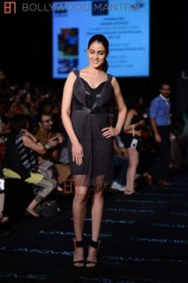 Genelia Deshmukh feet photo thumbnail