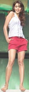 Genelia Deshmukh feet photo thumbnail