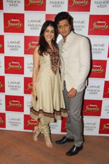 Genelia Deshmukh feet photo thumbnail