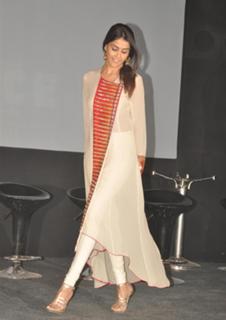 Genelia Deshmukh feet photo thumbnail