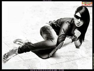 Genelia Deshmukh feet photo thumbnail