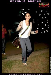 Genelia Deshmukh feet photo thumbnail