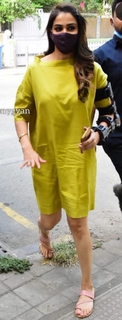 Genelia Deshmukh feet photo thumbnail