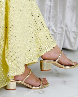 Genelia Deshmukh feet photo thumbnail