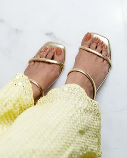 Genelia Deshmukh feet photo thumbnail