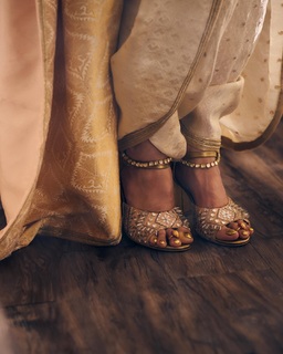 Genelia Deshmukh feet photo thumbnail