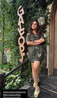 Genelia Deshmukh feet photo thumbnail