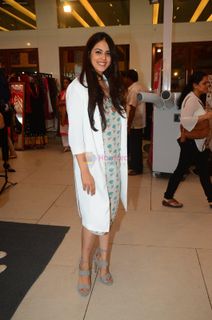 Genelia Deshmukh feet photo thumbnail