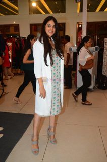 Genelia Deshmukh feet photo thumbnail