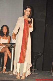 Genelia Deshmukh feet photo thumbnail