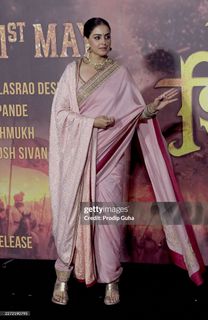 Genelia Deshmukh feet photo 8