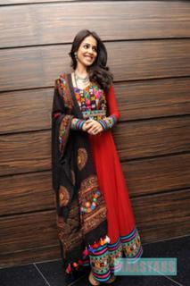Genelia Deshmukh feet photo thumbnail
