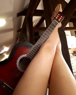 Genevieve Gaunt feet photo 4