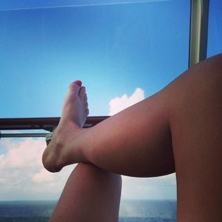 Genevieve Gorder feet photo thumbnail
