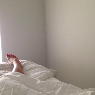 Genevieve Gorder feet photo thumbnail