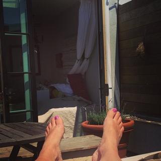 Genevieve Gorder feet photo thumbnail