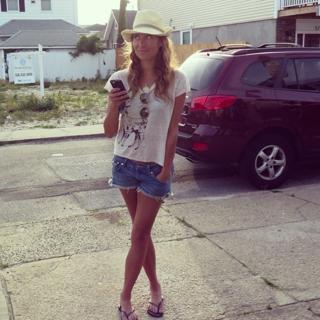 Genevieve Gorder feet photo thumbnail