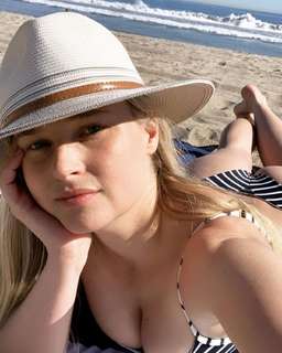 Genevieve Morton feet photo thumbnail