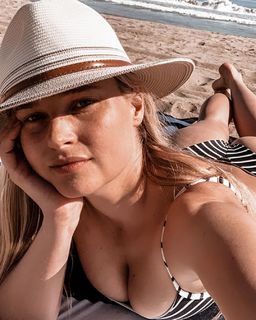 Genevieve Morton feet photo thumbnail