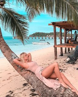 Genevieve Morton feet photo thumbnail