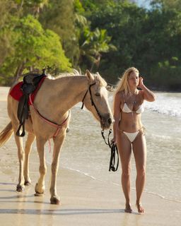 Genevieve Morton feet photo thumbnail