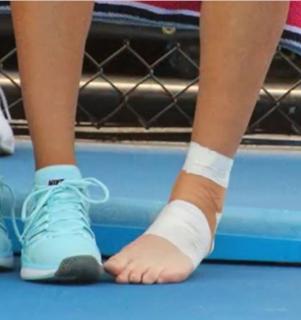 Genie Bouchard feet photo thumbnail