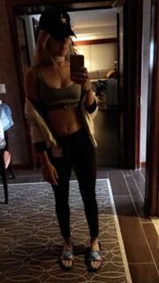 Genie Bouchard feet photo thumbnail