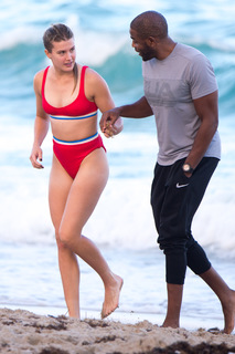 Genie Bouchard feet photo thumbnail