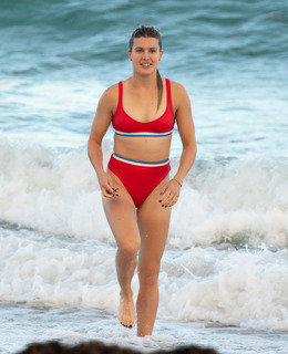 Genie Bouchard feet photo thumbnail