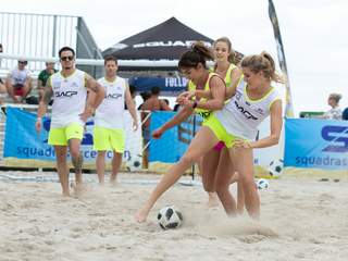 Genie Bouchard feet photo thumbnail