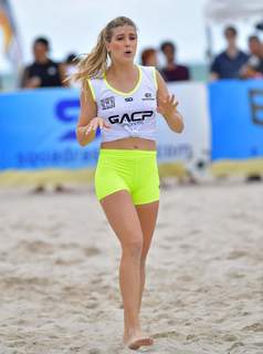 Genie Bouchard feet photo thumbnail