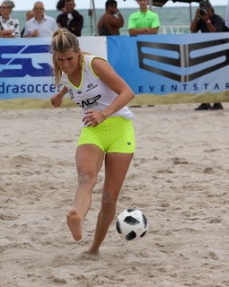 Genie Bouchard feet photo thumbnail