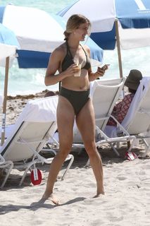 Genie Bouchard feet photo thumbnail