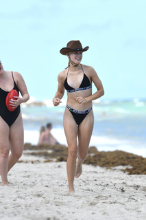 Genie Bouchard feet photo thumbnail