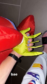 Genie Bouchard feet photo thumbnail