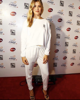 Genie Bouchard feet photo thumbnail