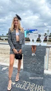 Genie Bouchard feet photo thumbnail