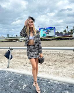 Genie Bouchard feet photo thumbnail